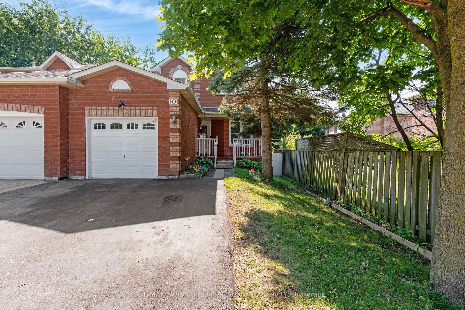 100 Anglerock Drive • Cambridge, ON photo 2