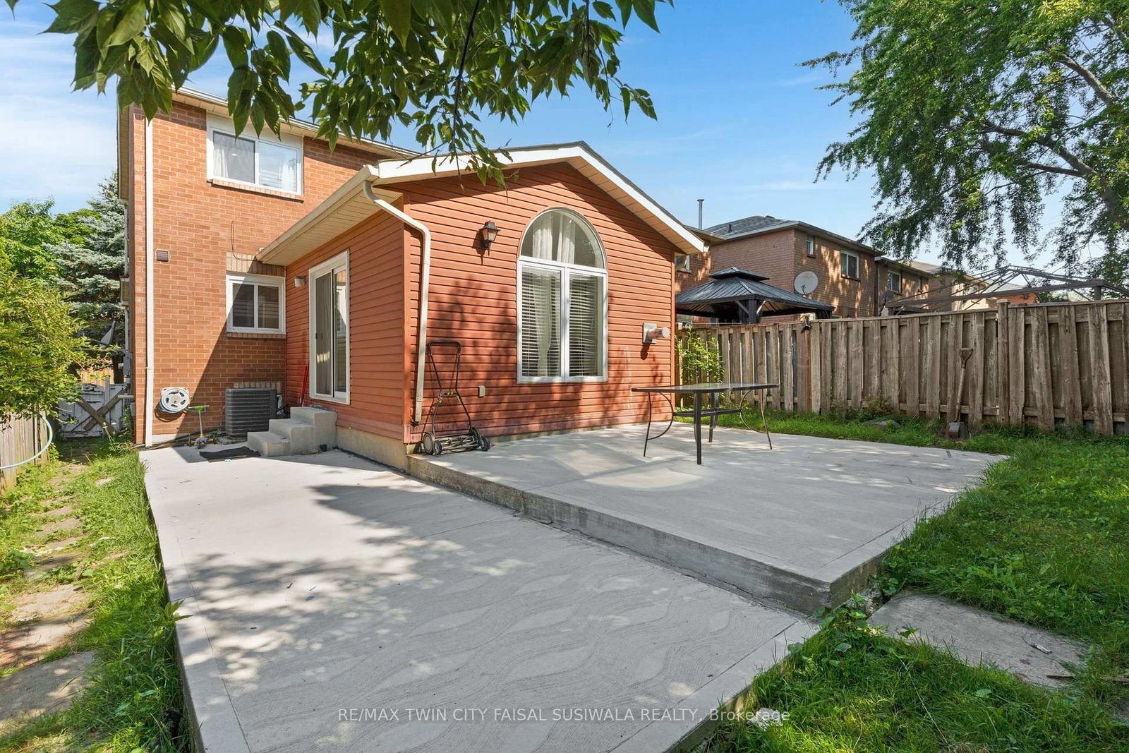 100 Anglerock Drive • Cambridge, ON photo 3