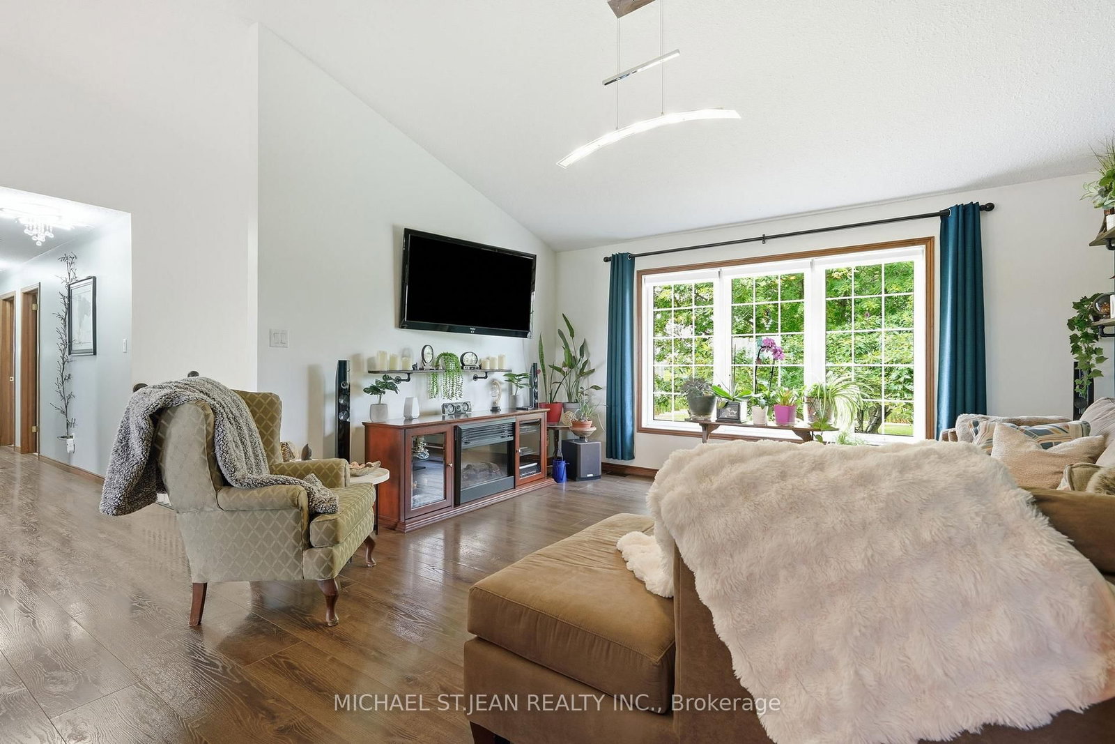 3557 Grimsby Road • Grimsby, ON photo 16