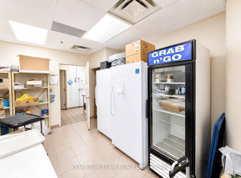 80 KING St photo 4