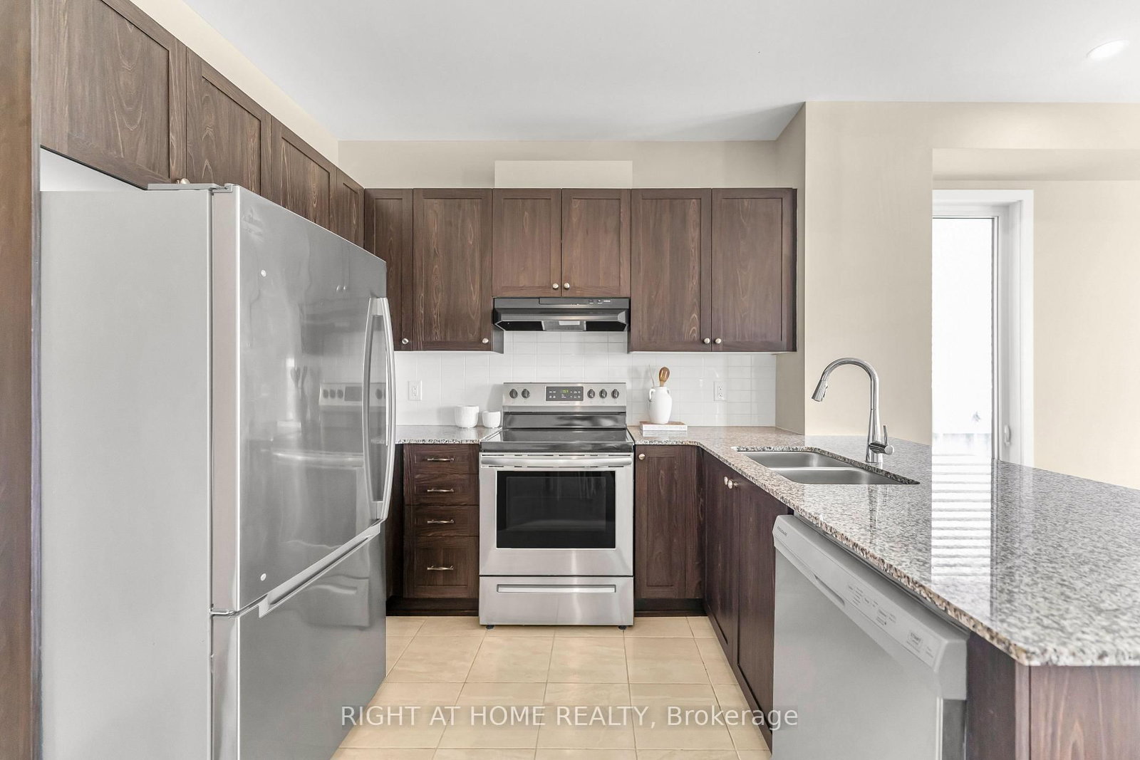 6319 Perth Street • Richmond, ON photo 10