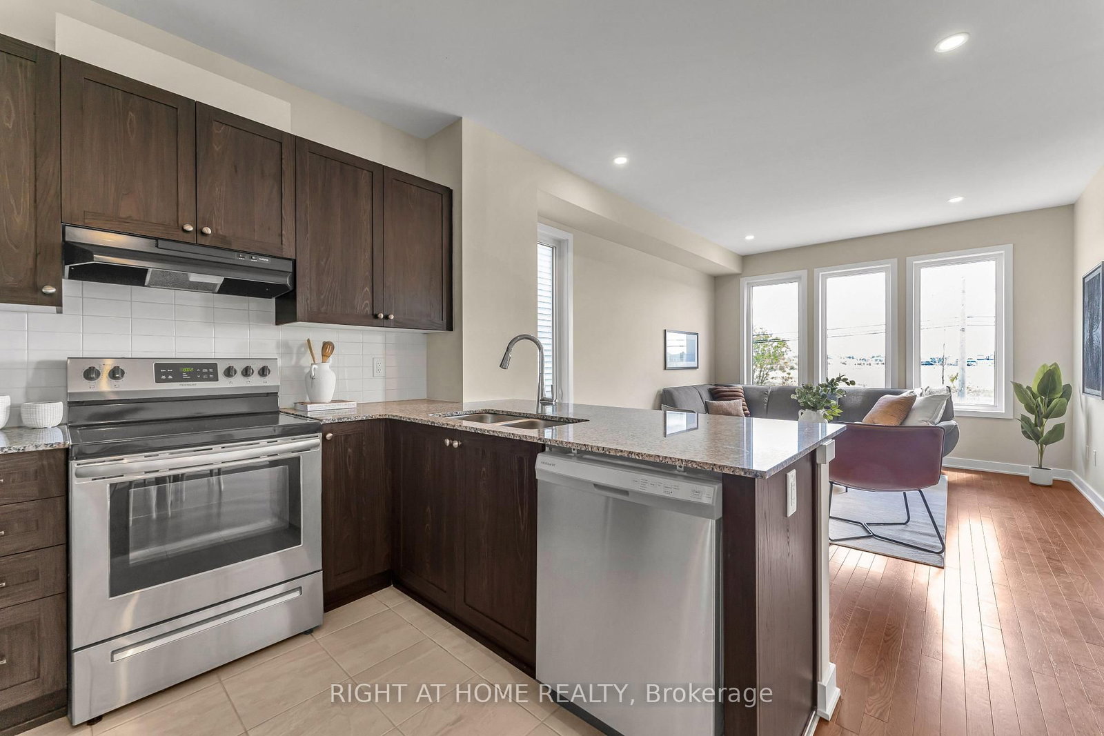 6319 Perth Street • Richmond, ON photo 22