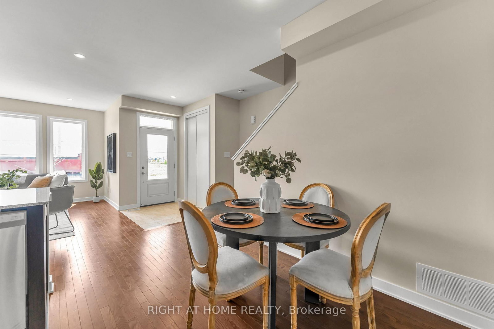 6319 Perth Street • Richmond, ON photo 8