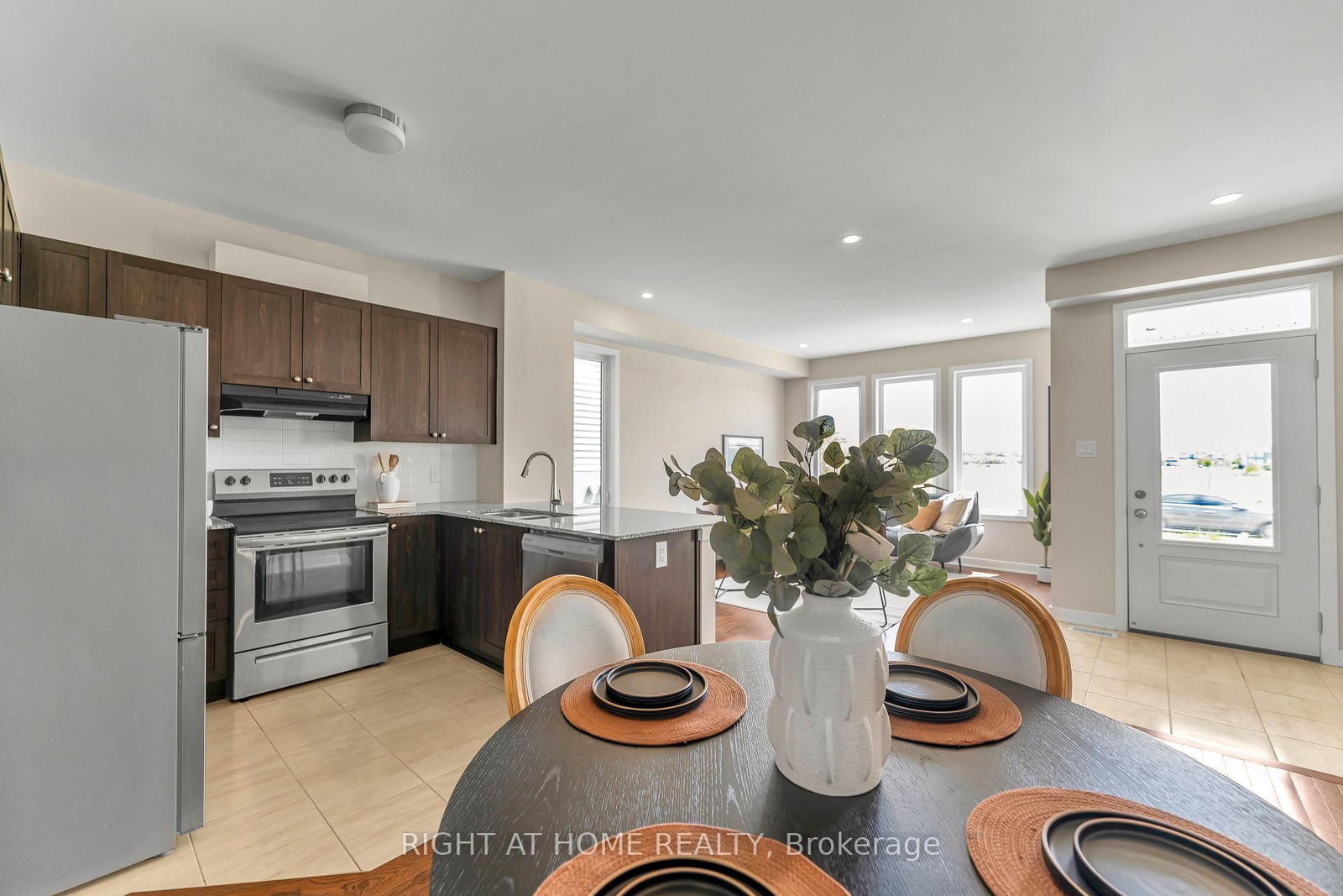 6319 Perth Street • Richmond, ON photo 9