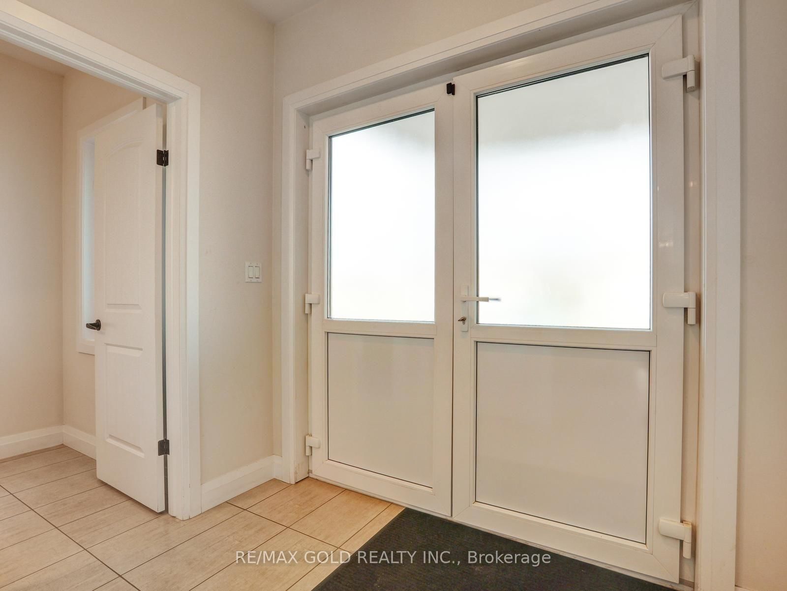 812 Halifax Road • Woodstock, ON photo 3