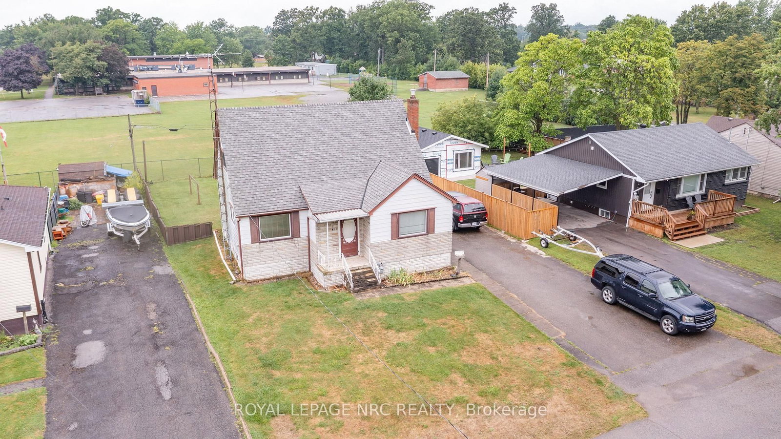 215 Knoll Street • Port Colborne, ON photo 2