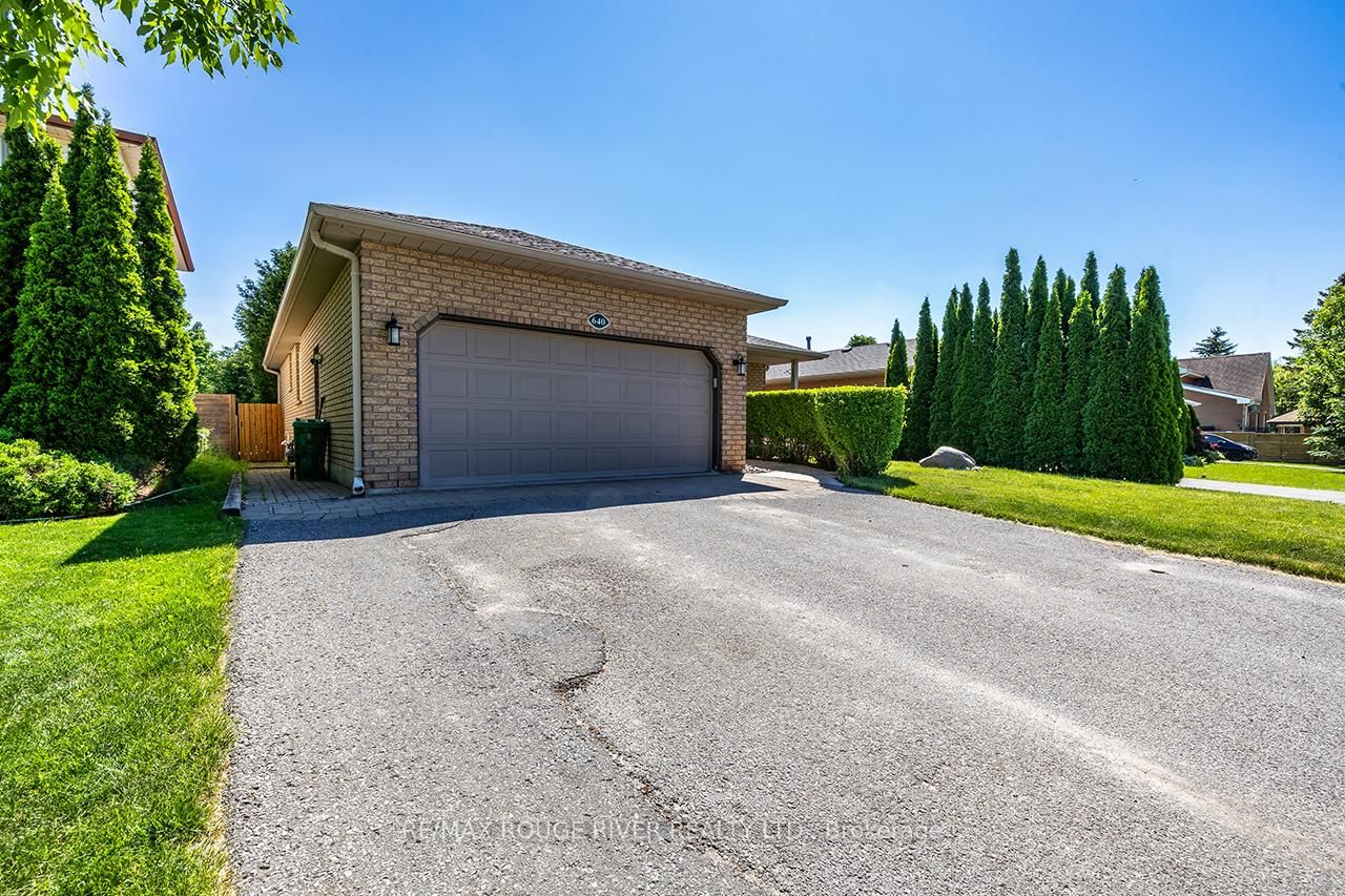 640 Pinewood Drive • Peterborough, ON photo 2