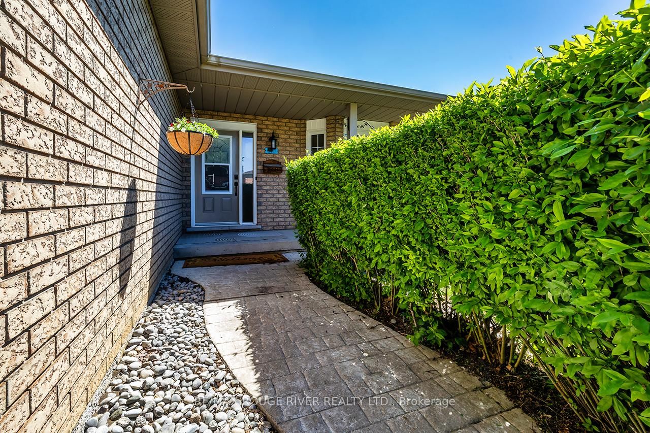 640 Pinewood Drive • Peterborough, ON photo 3