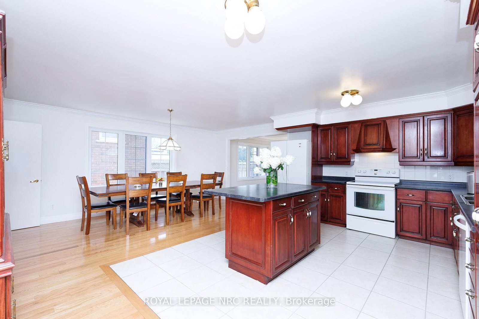 7030 HAROVICS Lane • Niagara Falls, ON photo 18