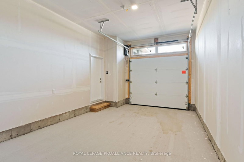 1086 Moore St photo 4