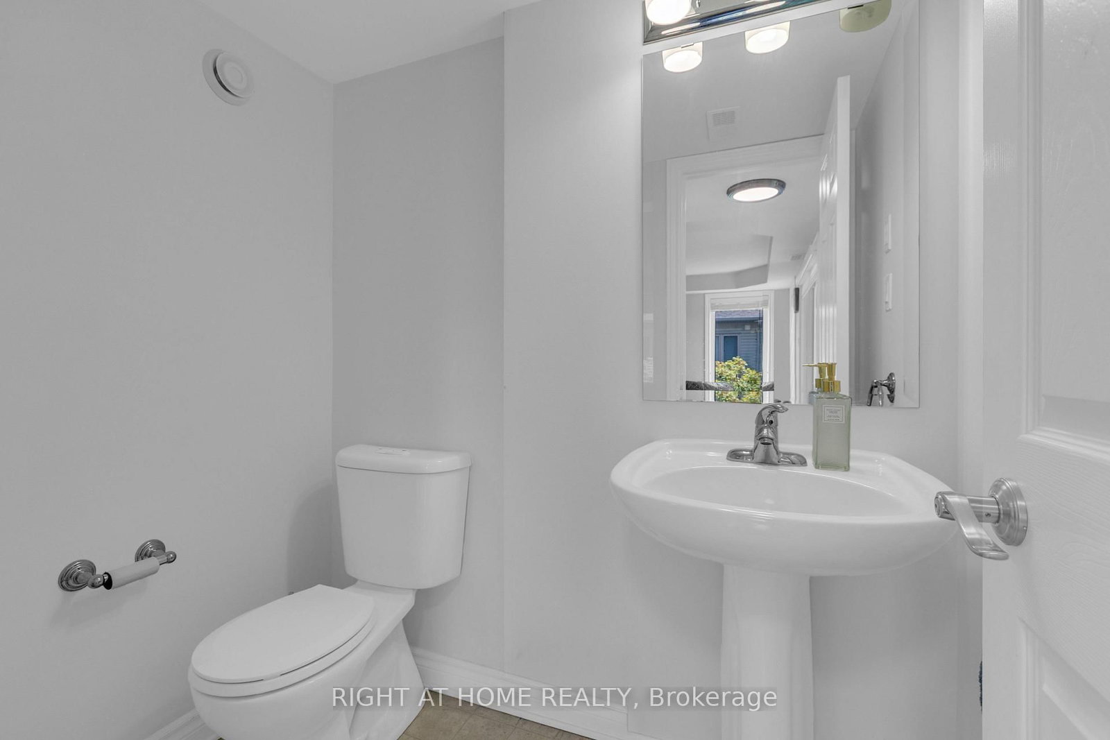 585 Stonefield Private • #8 • Ottawa, ON photo 16
