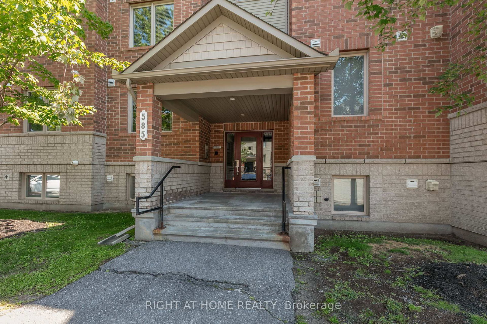 585 Stonefield Private • #8 • Ottawa, ON photo 2