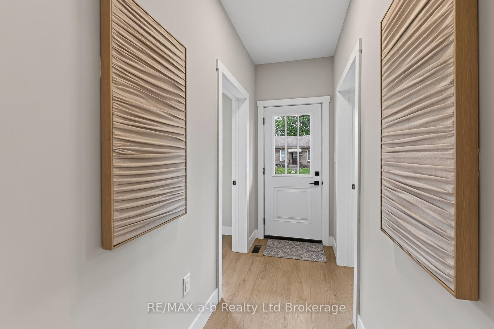 91 Winniett Street • Woodstock, ON photo 28