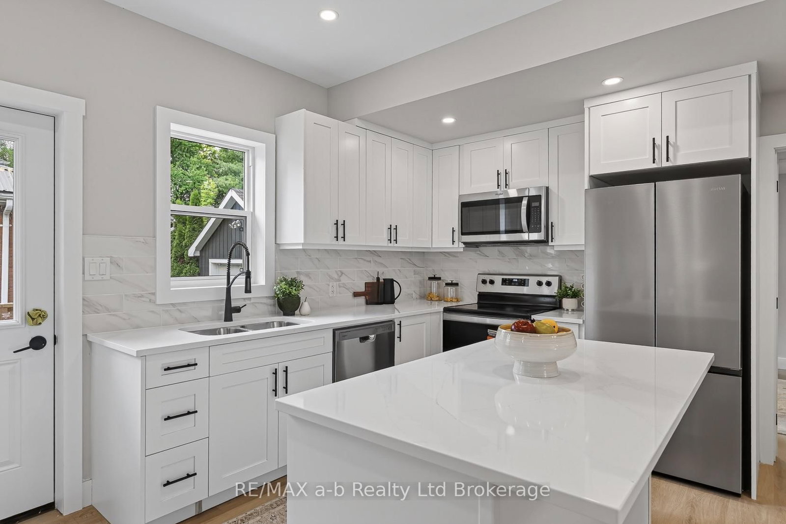 91 Winniett Street • Woodstock, ON photo 9