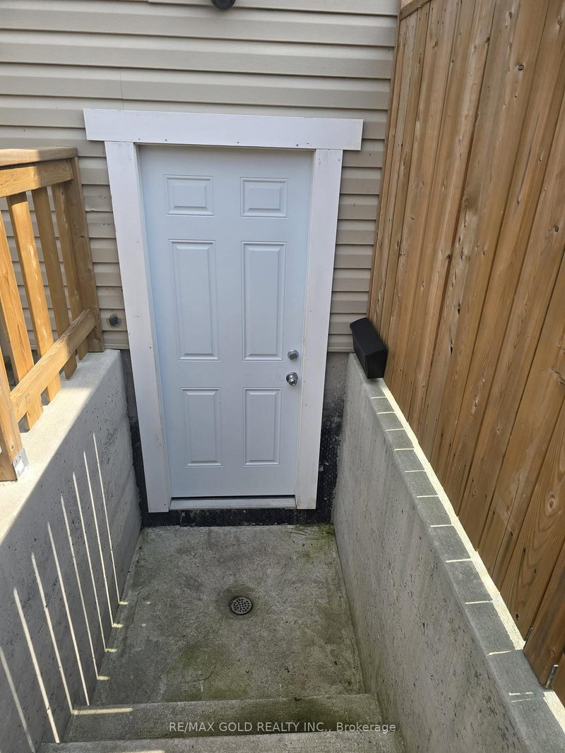208 English Lane