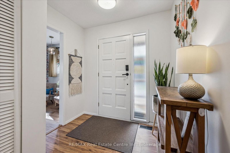 289 Garafraxa St E photo 4
