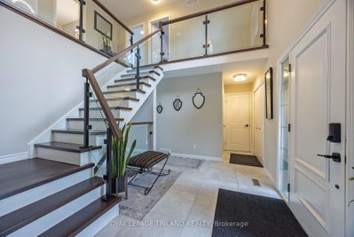 202 Pine Valley Drive • London South, ON photo 5