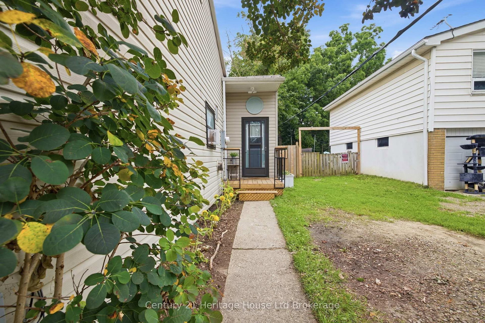 674 Hayball Street • Woodstock, ON photo 2