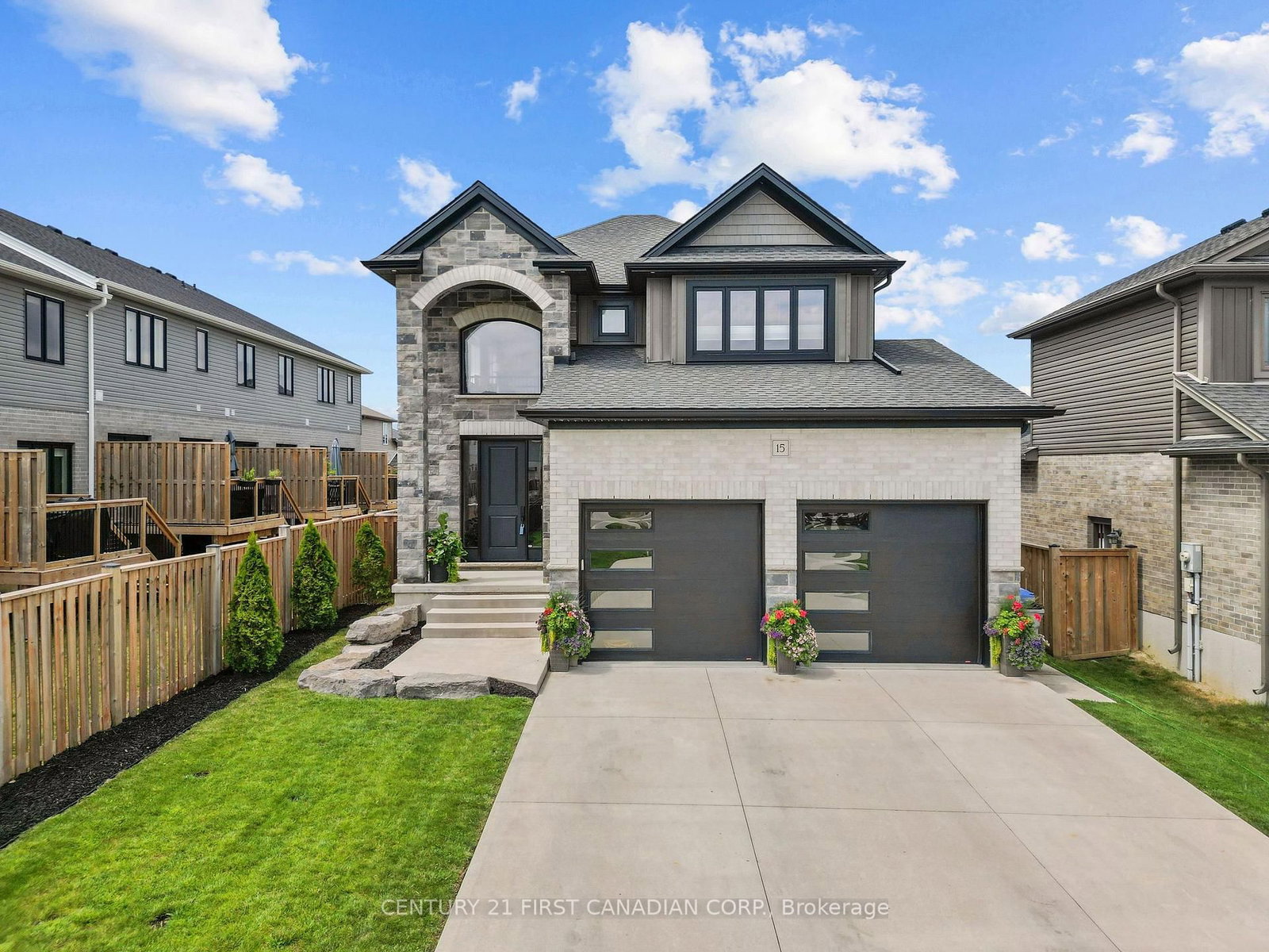 15 NICHOLSON Street • Lucan Biddulph, ON photo 1