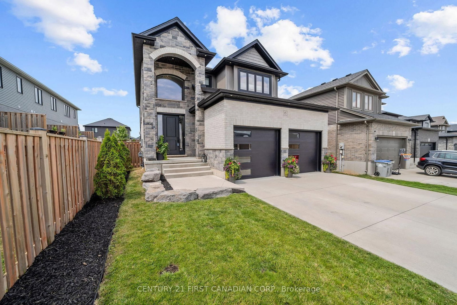 15 NICHOLSON Street • Lucan Biddulph, ON photo 2