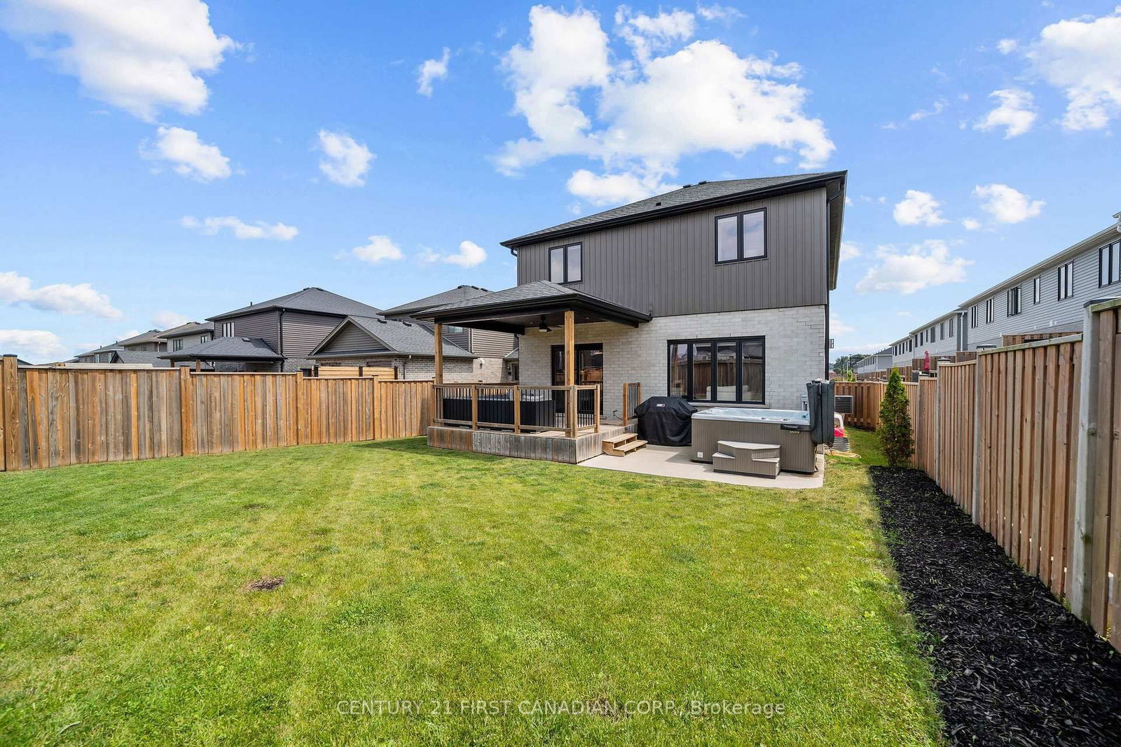 15 NICHOLSON Street • Lucan Biddulph, ON photo 38