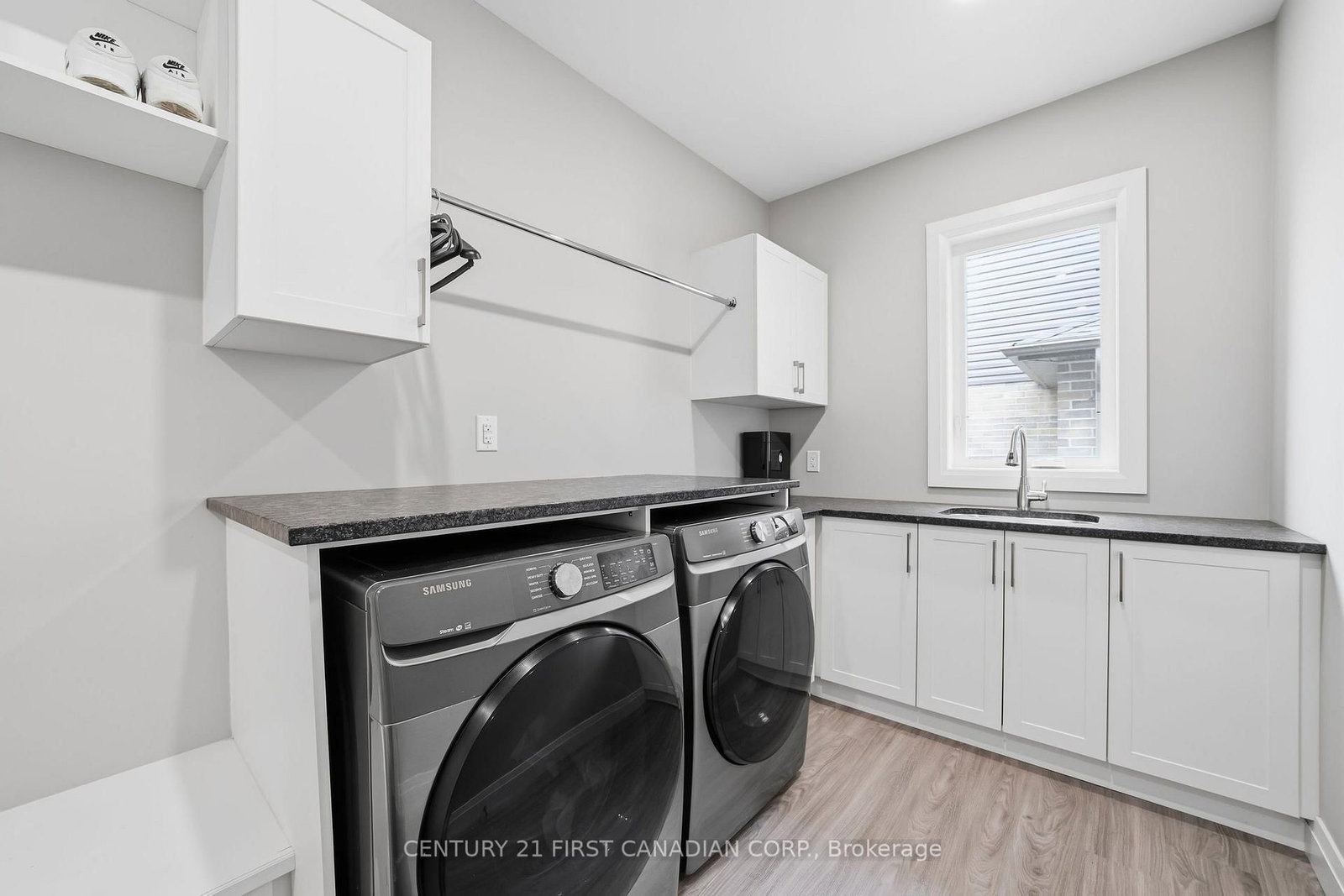 15 NICHOLSON Street • Lucan Biddulph, ON photo 8
