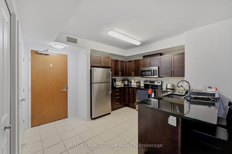 1002 - 242 Rideau Street