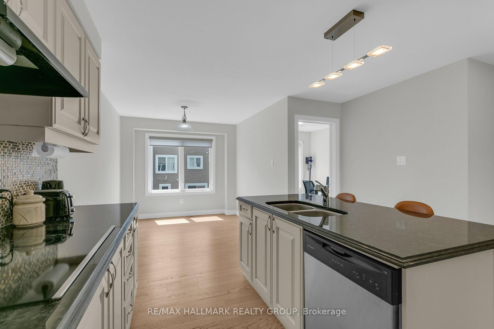 167 Gelderland Private • Ottawa, ON photo 12