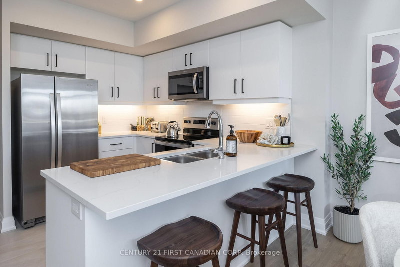 1004 - 4286 King Street E