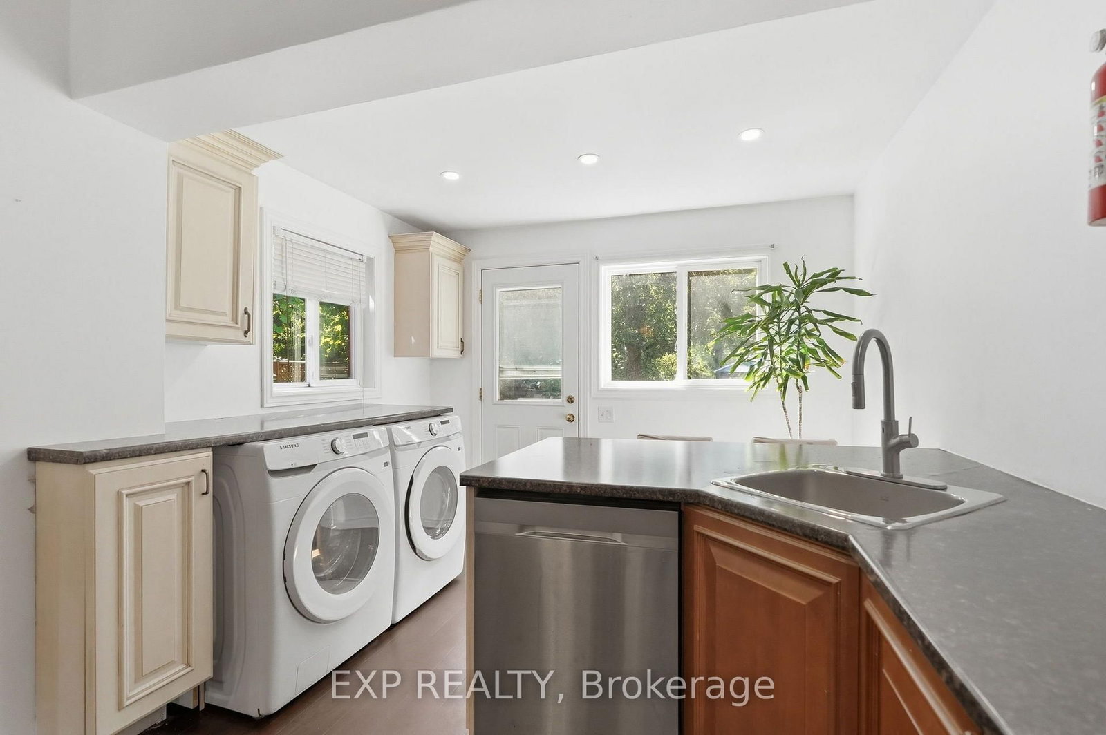 146 Ottawa Street S • Hamilton, ON photo 16