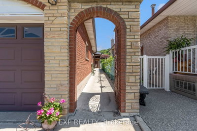 150 Marcella Crescent • Hamilton, ON photo 3