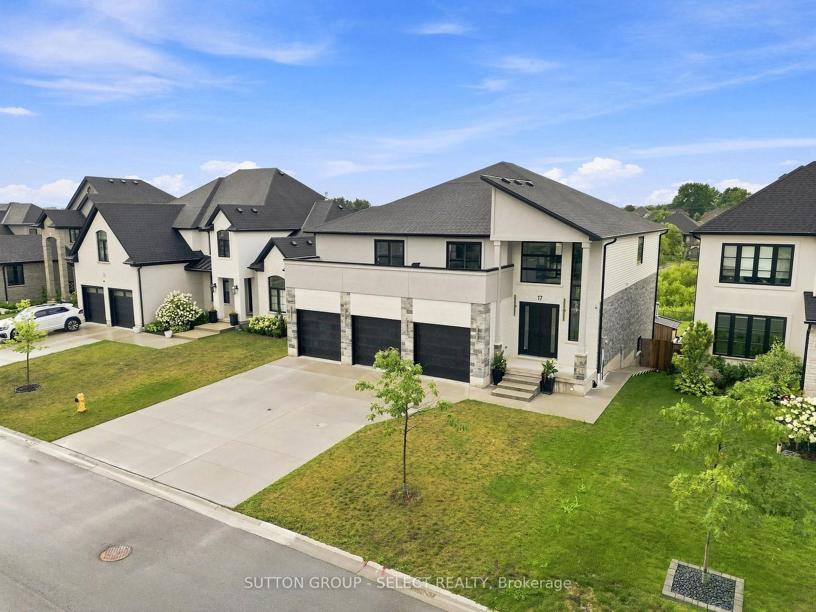 17 Arrowwood Path • Middlesex Centre, ON photo 2
