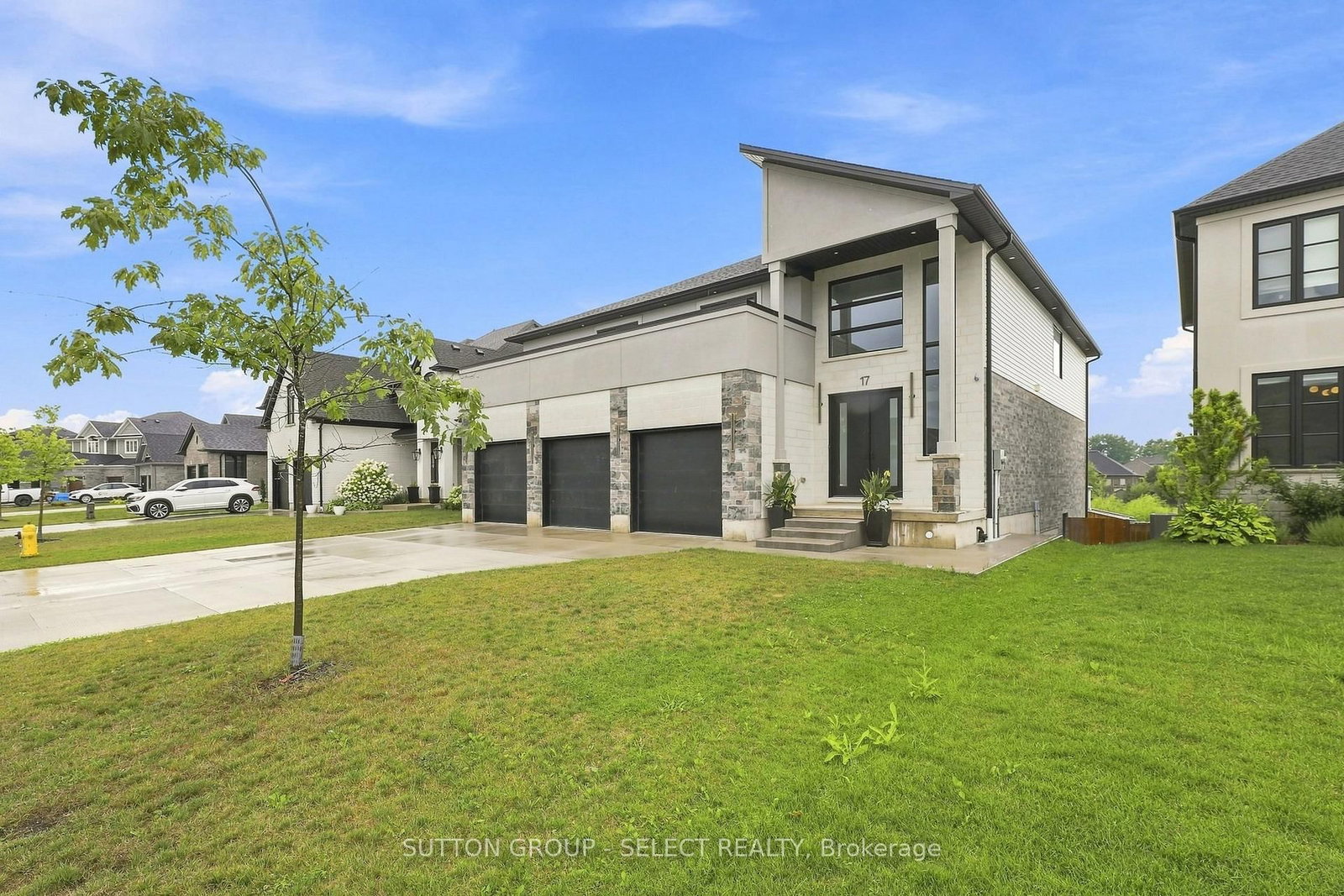 17 Arrowwood Path • Middlesex Centre, ON photo 3