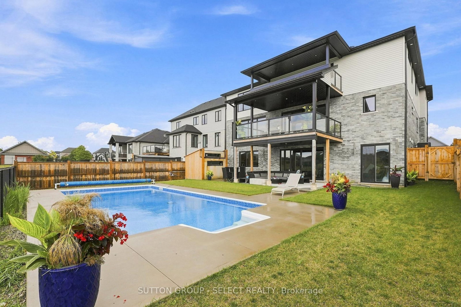 17 Arrowwood Path • Middlesex Centre, ON photo 4