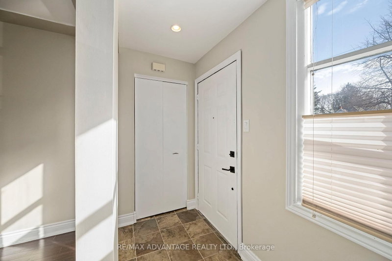 945 Colborne St photo 5