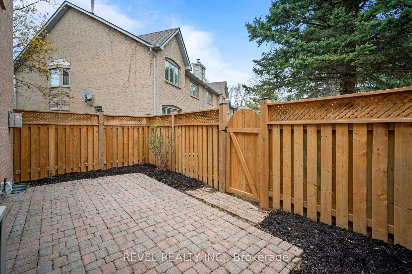 320 Hamilton Drive • #10 • Hamilton, ON photo 38