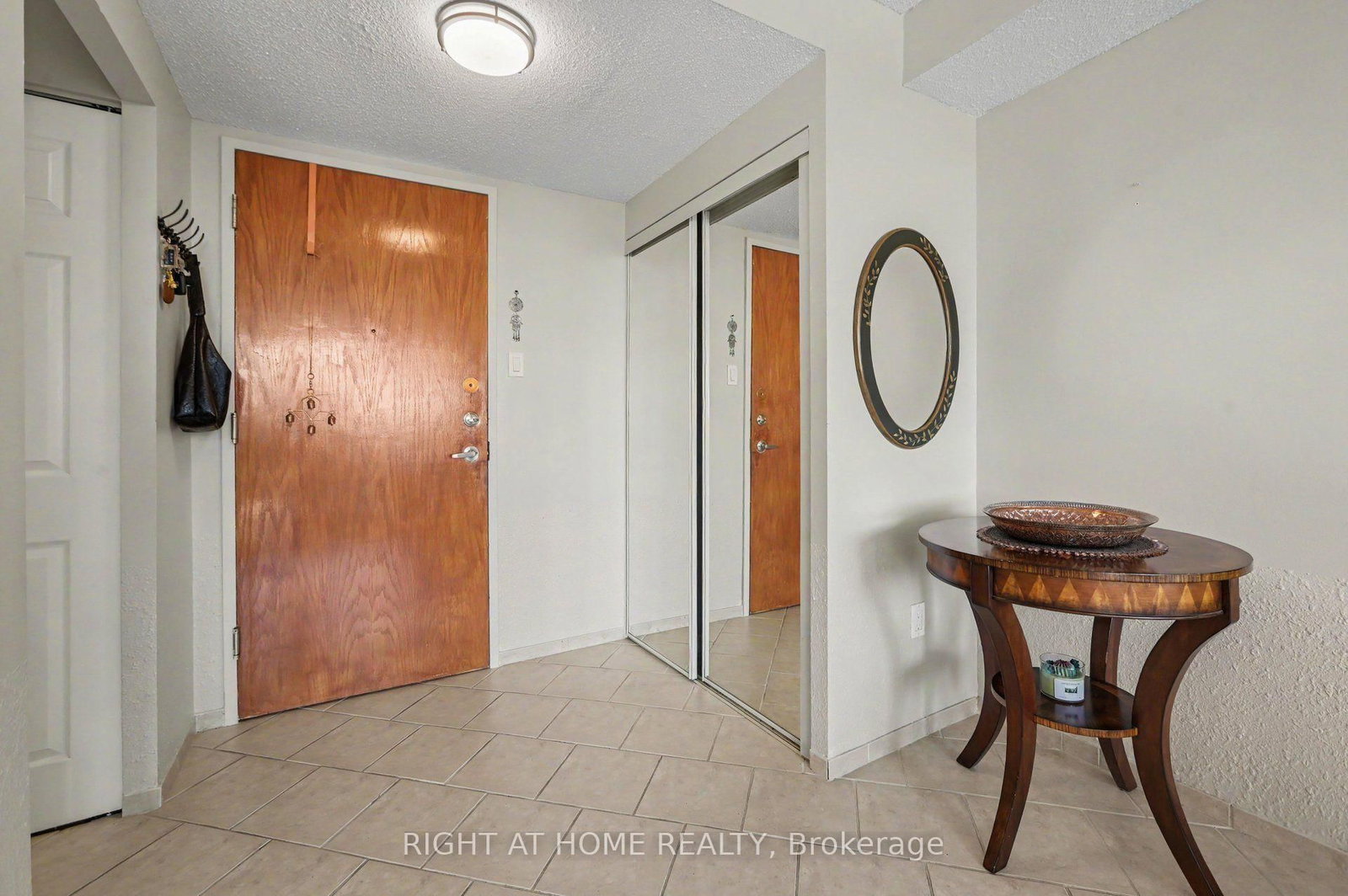 2759 Carousel Crescent • #701 • Ottawa, ON photo 3