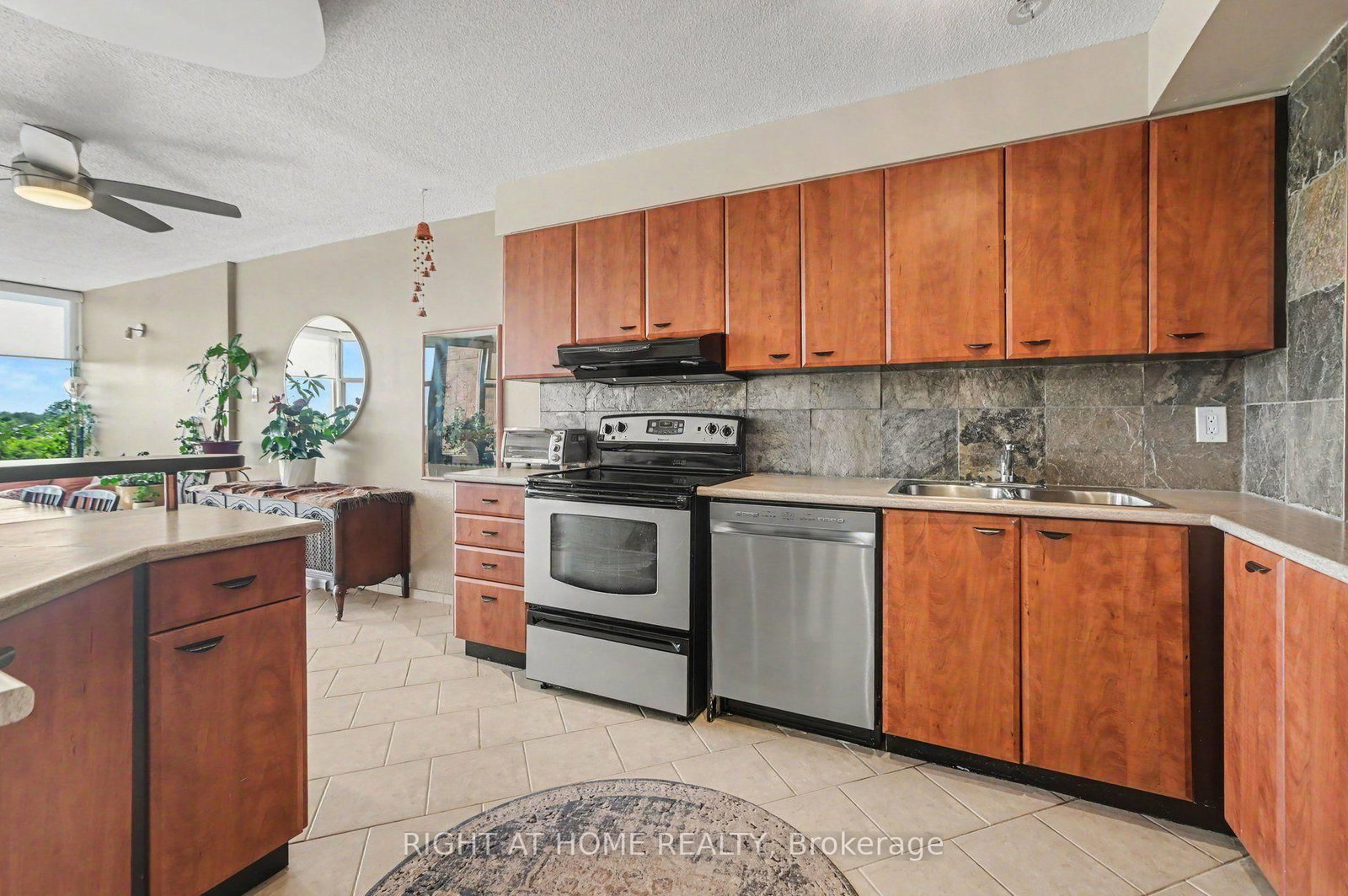 2759 Carousel Crescent • #701 • Ottawa, ON photo 4