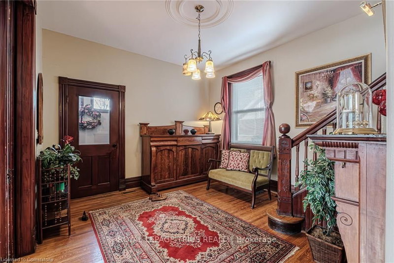 109 Talbot St N photo 3