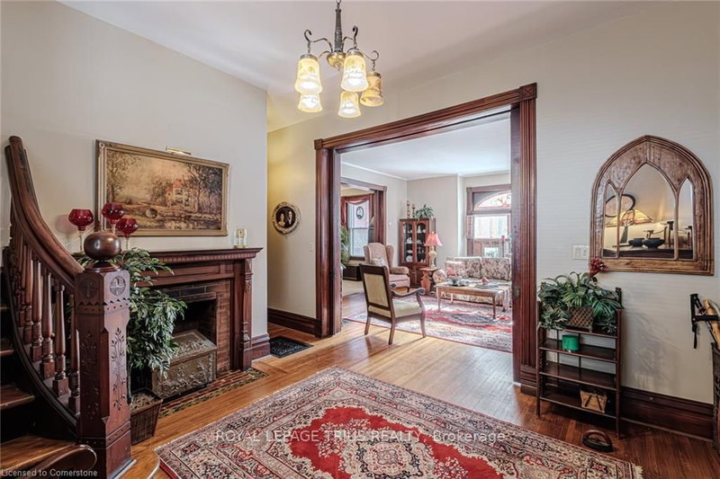 109 Talbot St N photo 5