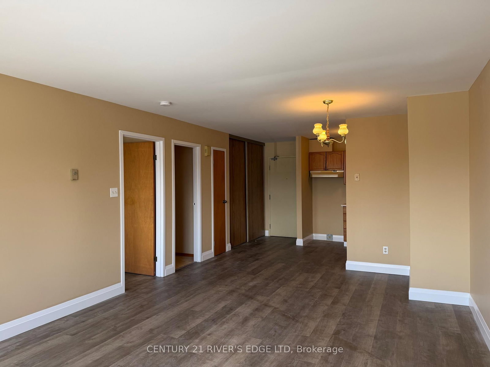 4 - 290/294 King Street W, Prescott 4