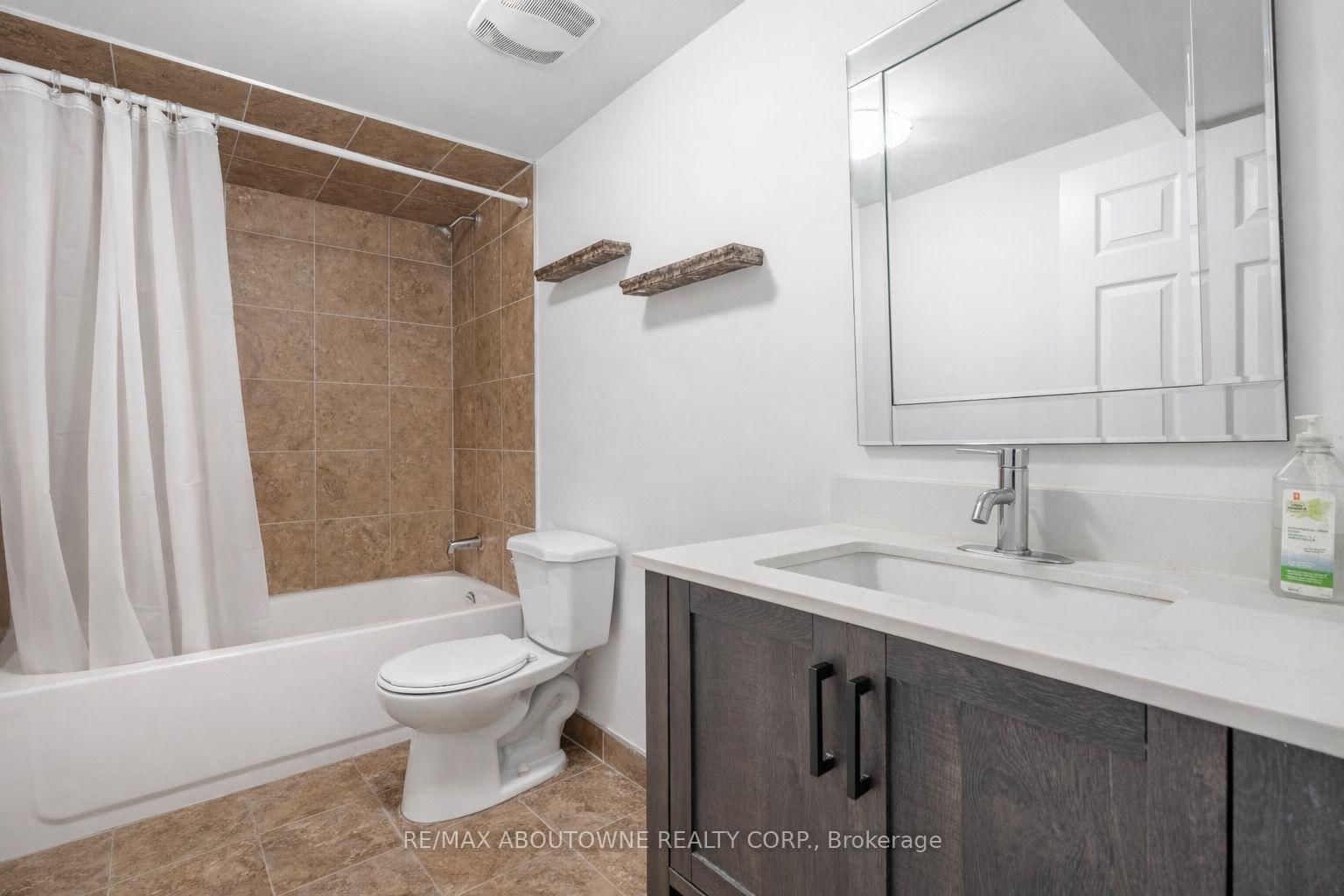 108 Queenston Street • St. Catharines, ON photo 25
