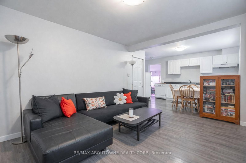 108 Queenston Street
