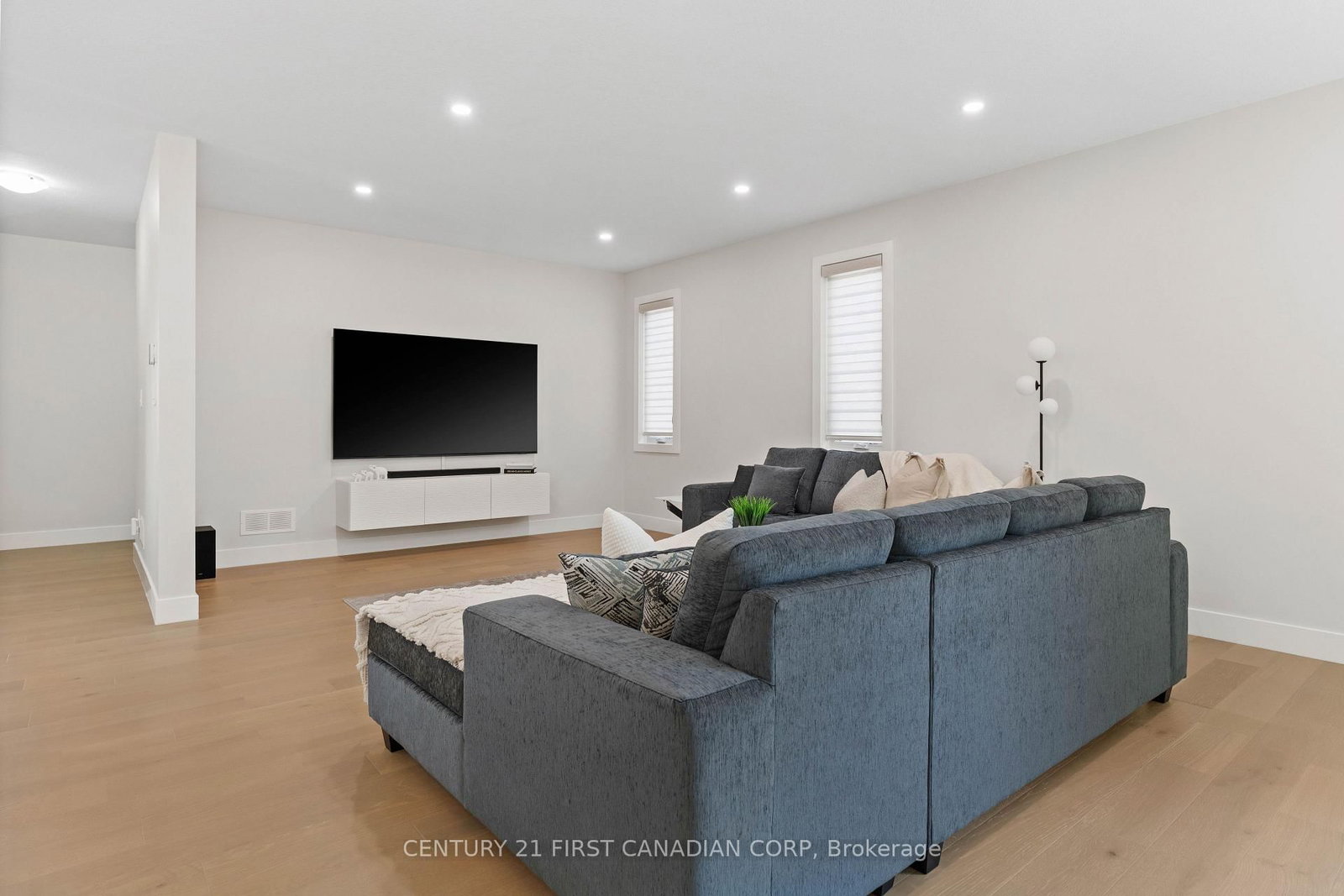 8-7966 Fallon Drive • Lucan Biddulph, ON photo 18