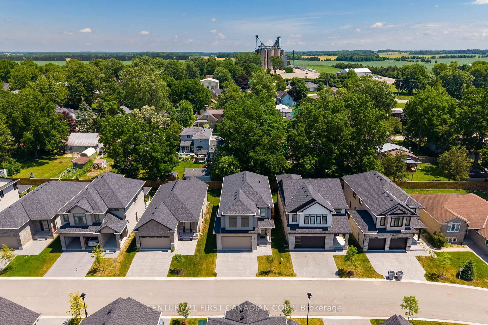 8-7966 Fallon Drive • Lucan Biddulph, ON photo 5