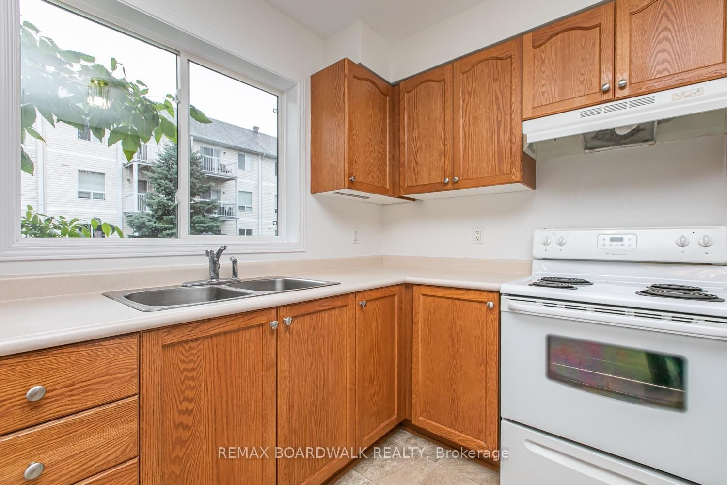 246 Gershwin Private • #38 • Ottawa, ON photo 9