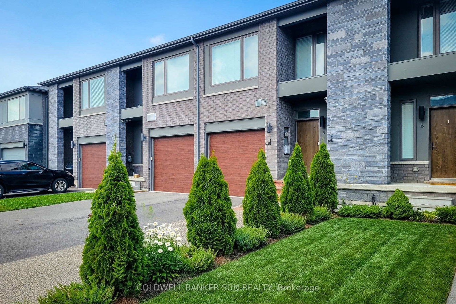 8 Bedrock Drive • Hamilton, ON photo 2