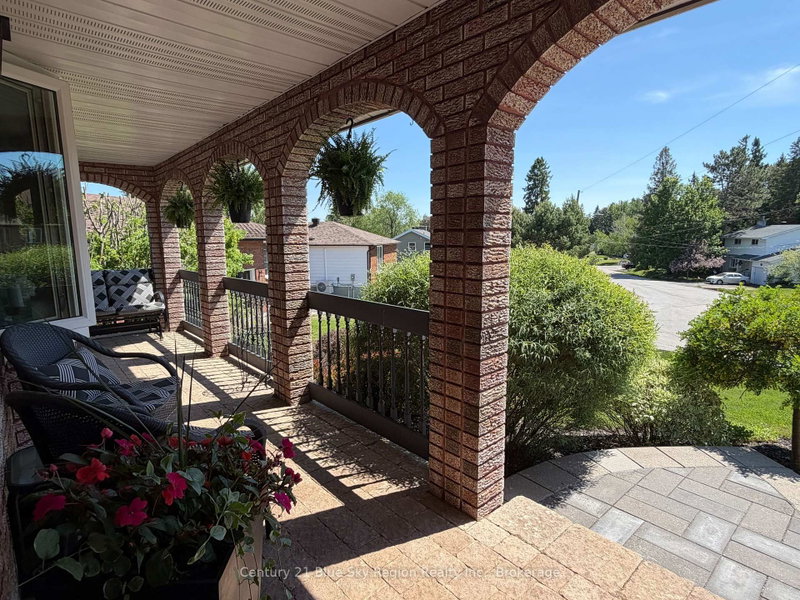 790 LAURENTIAN Ave photo 5