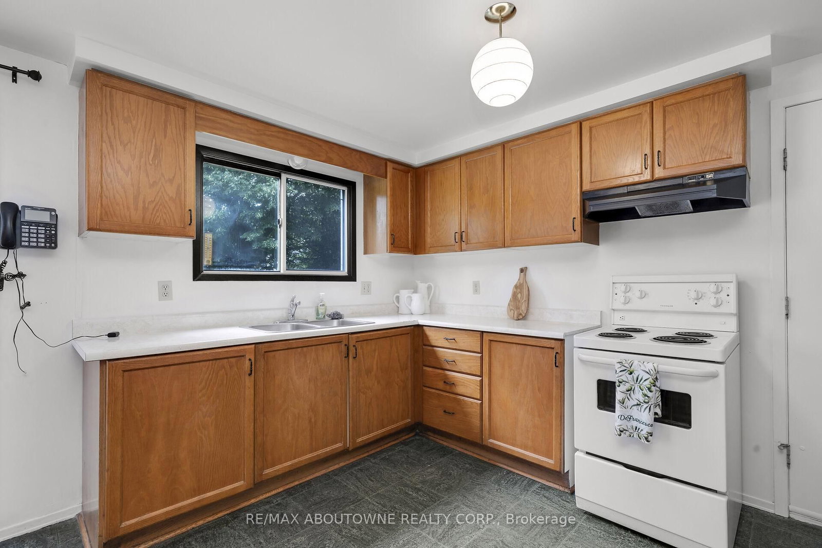 678 Edinburgh Road S • Guelph, ON photo 12