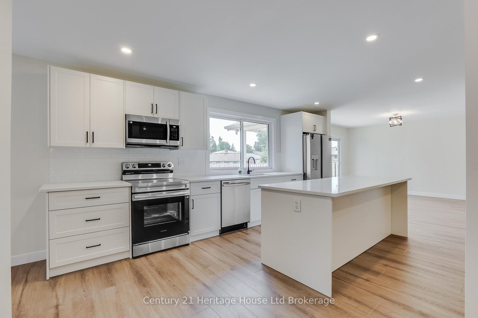 98 Maud Street • Woodstock, ON photo 5